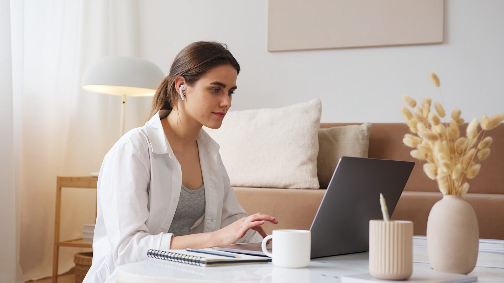 Mujer frente a un ordenador en una terapia de psicologia online