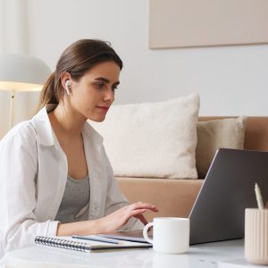 Mujer frente a un ordenador en una terapia de psicologia online